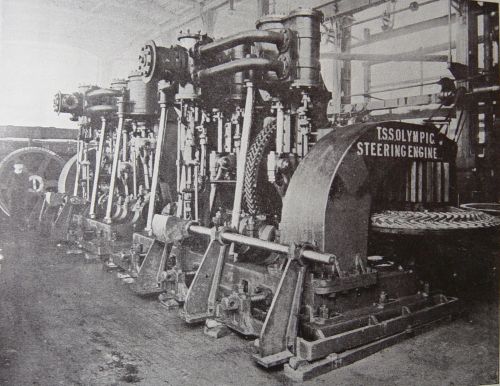 Le machine à vapeur dirigeant le gouvernail de l'Olympic